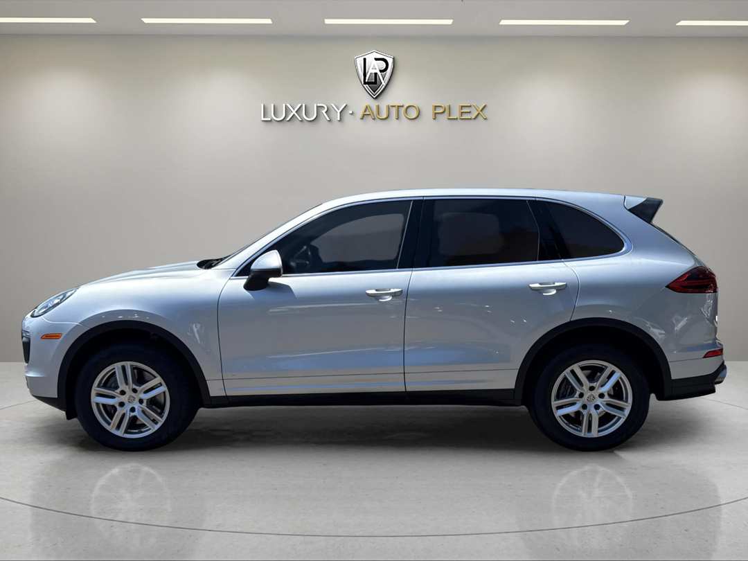 2016 Porsche Cayenne PANO ROOF LOADED ONLY 60,000 MILES - Image 2