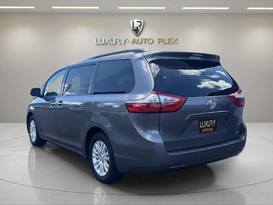 2017 Toyota Sienna XLE MINI LEATHER HTD SEATS MOON ROOF LOW 59,000 MILES - Image 3