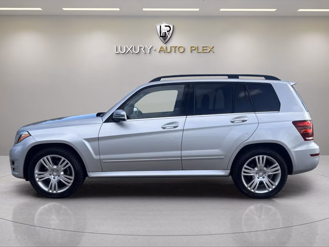 2014 Mercedes-Benz GLK 350 / Only 32,000 Miles / Navigation / Pano Sunroof / Loaded - Image 2