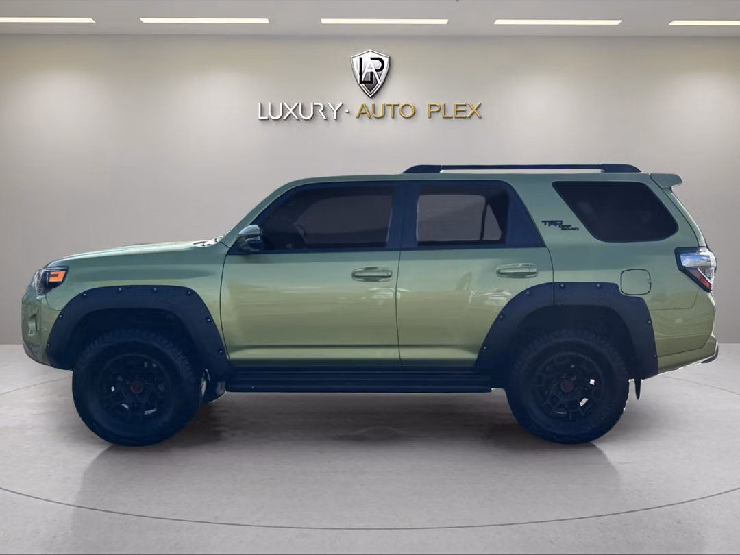 2023 Toyota 4Runner TRD OFFROAD PREMIUM / Leather & Heated Seats /NEW TIRE / Only 31,000 / NEW WHEELS & TIRES / Excel Cond - Image 2