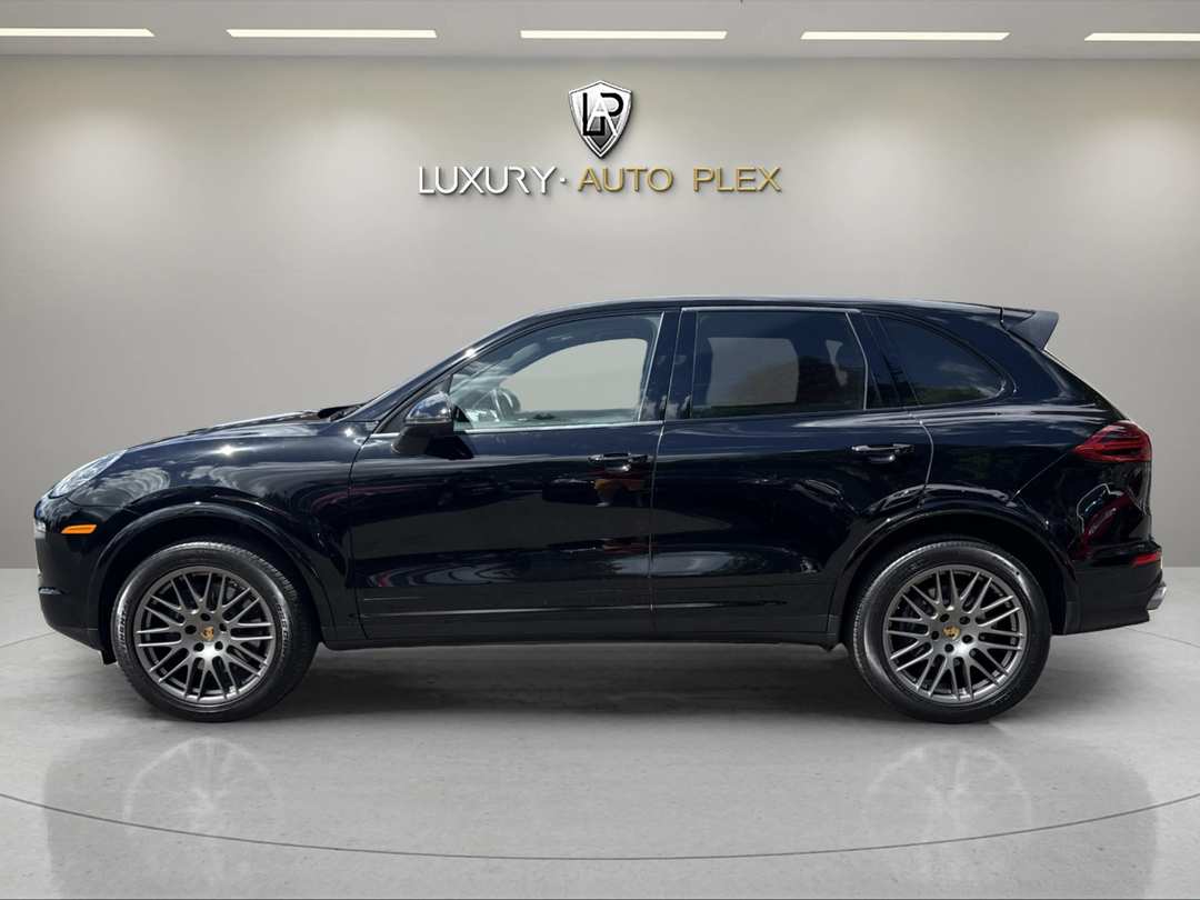 2018 Porsche Cayenne PLATINUM EDITION LOADED WITH OPTIONS ONLY 58,000 MILES - Image 2