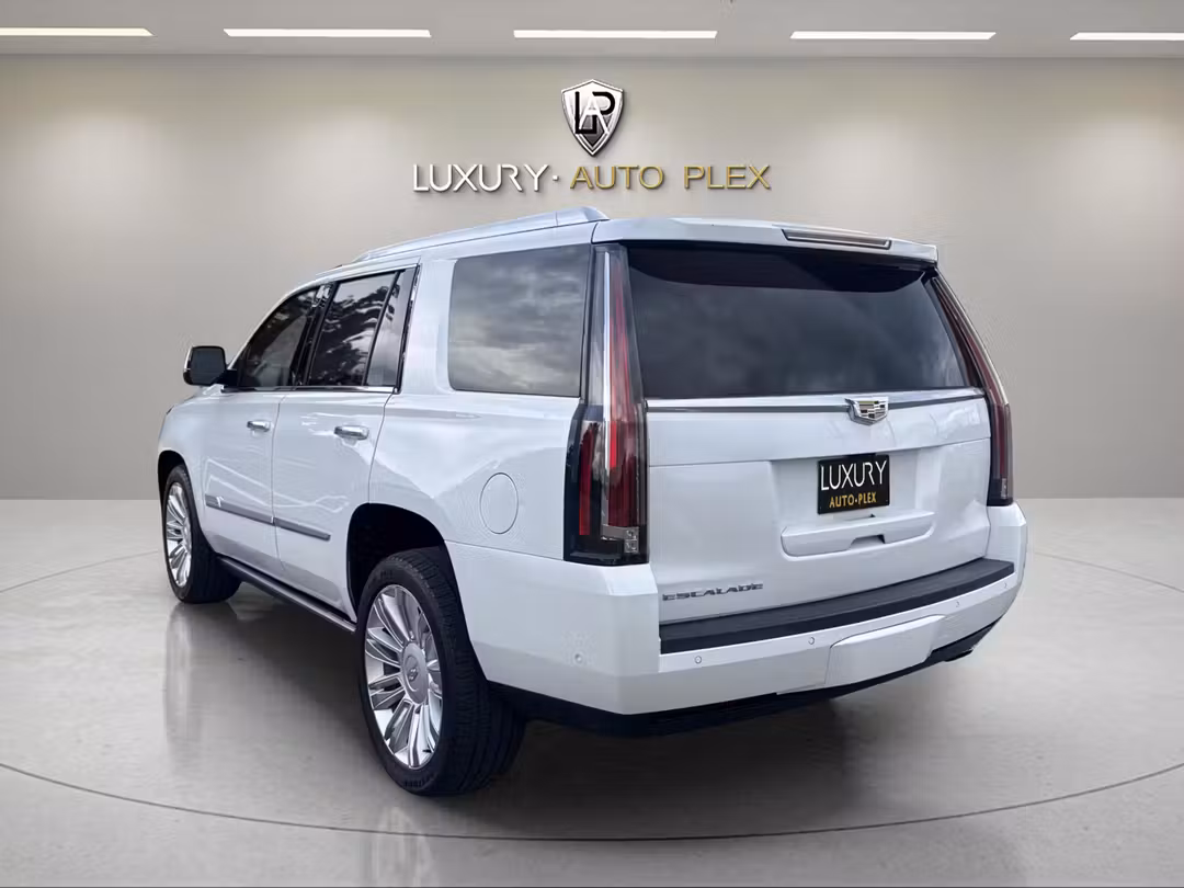 2018 Cadillac Escalade PLATINUM LOADED LEATHER HEATED & COOLED SEATS DVD PLAYER ONLY 78,000 MILES SHARP & CLEAN - Image 3