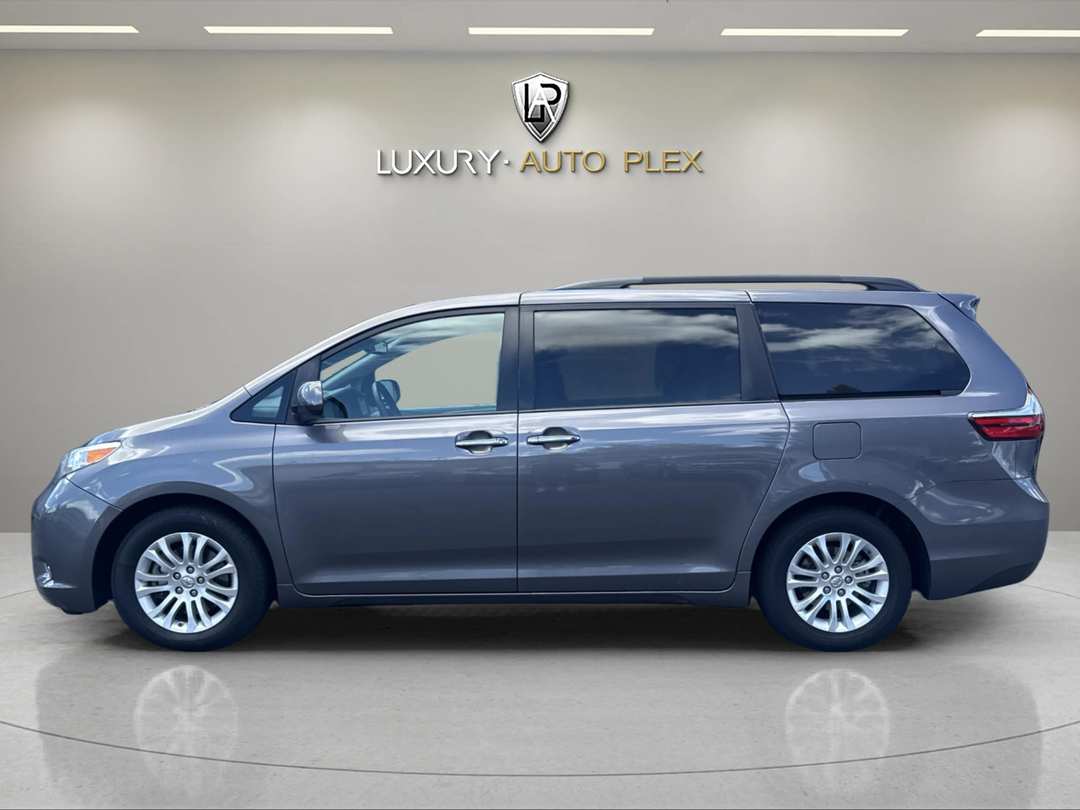 2017 Toyota Sienna XLE MINI LEATHER HTD SEATS MOON ROOF LOW 59,000 MILES - Image 2