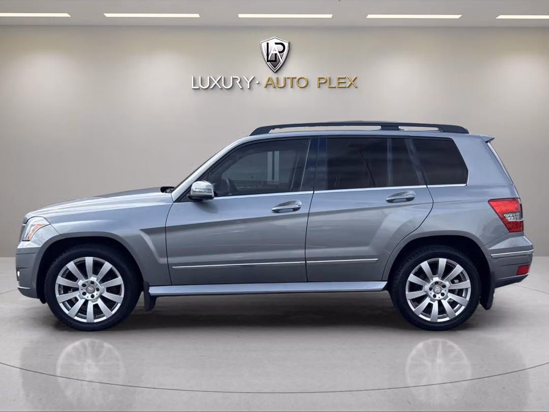 2010 Mercedes-Benz GLK GLK 350 / PANO ROOF / NAVI & CAM / 1Owner / Only 54,000 Miles / Leather & Heated Seats - Image 2