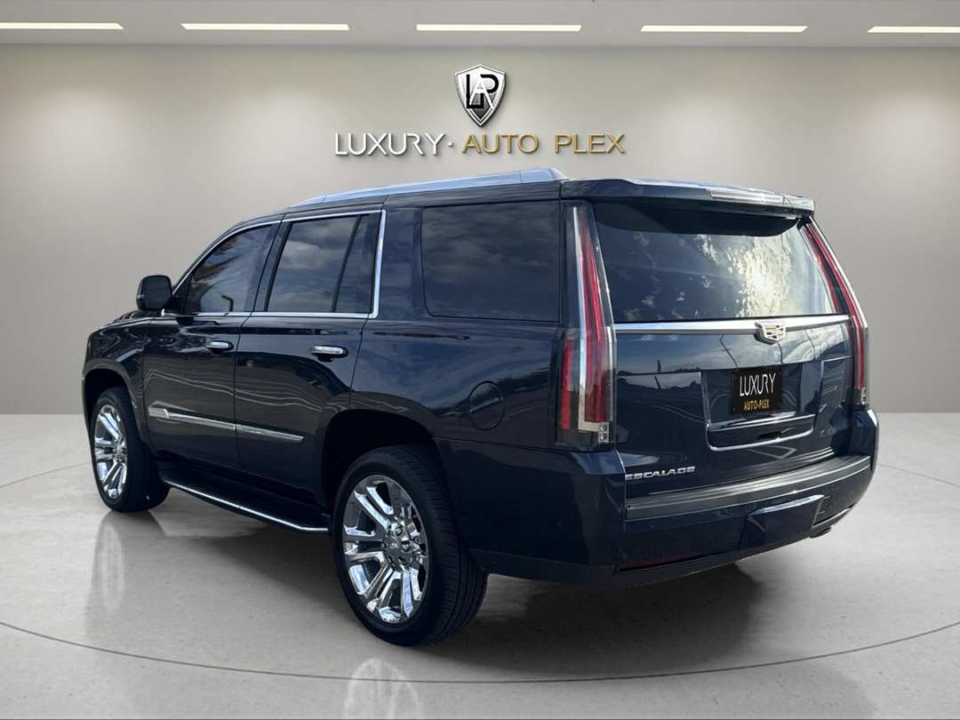 2018 Cadillac Escalade LUXURY / 6.2L V8 / 67,000 Miles/ LOADED / Heated & Cooled Leather Seats / Heads up Display - Image 3