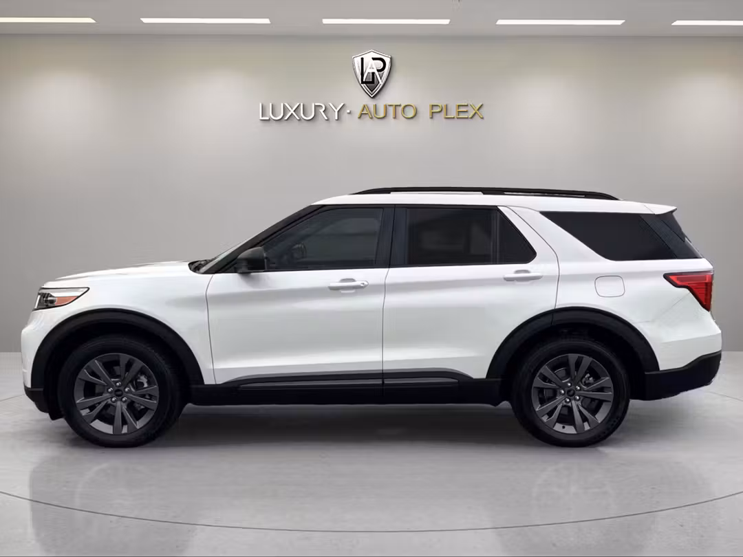 2021 Ford Explorer XLT LEATHER NAVIGATION PANO ROOF LOADED ONLY 34,000 MILES - Image 2